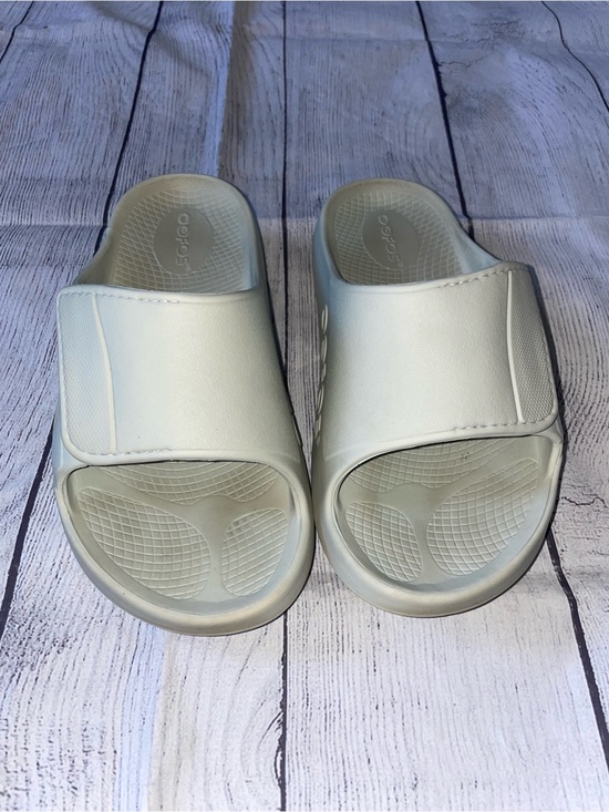 OOFOS Cream Recovery Slide Sandals main image 4
